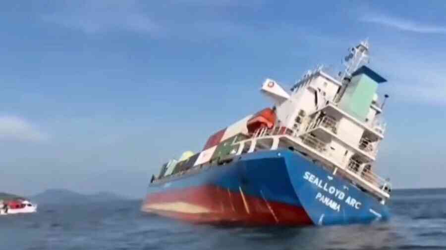 貨輪翻覆印度洋 油料外洩污染布吉島沙灘