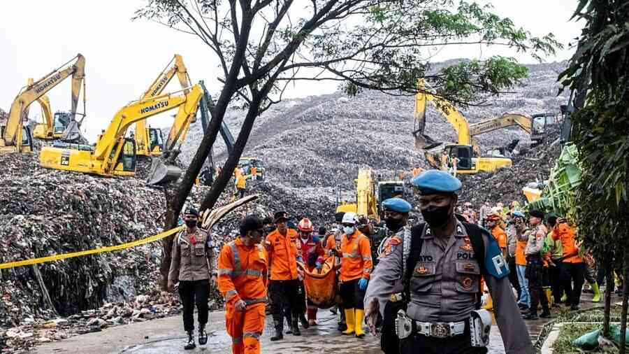 印尼最大垃圾山坍塌 貨車和食攤被埋釀4死5失蹤