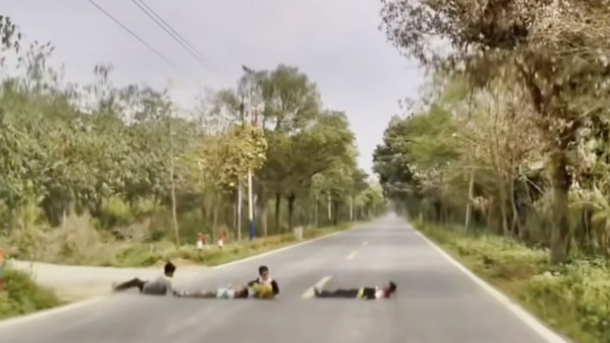 廣東孩童排列躺路中間cosplay「人肉路拱」 嚇壞司機（影片）