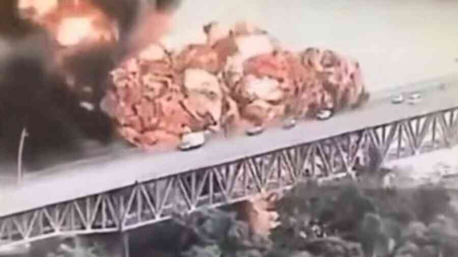 巴拿馬運河大橋油罐車爆炸 巨大火球竄天際1死2傷