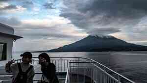 日本櫻島火山噴煙直衝3400米 伴隨火山灰與噴石