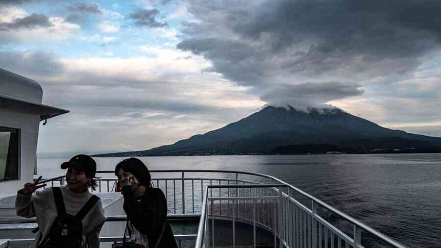 日本櫻島火山噴煙直衝3400米 伴隨火山灰與噴石