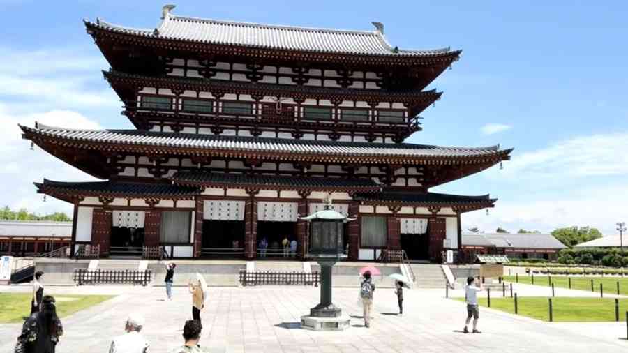 日本國寶「釋迦牟尼佛足印石」被潑不明液體