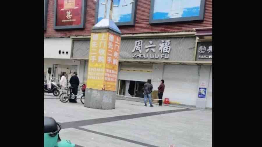 江西金店被洗劫一空 50歲男剪斷監控 天花板潛入（影片）