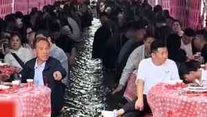 婚宴遇暴雨變「水上流水席」 賓客坐水裏用餐（影片）