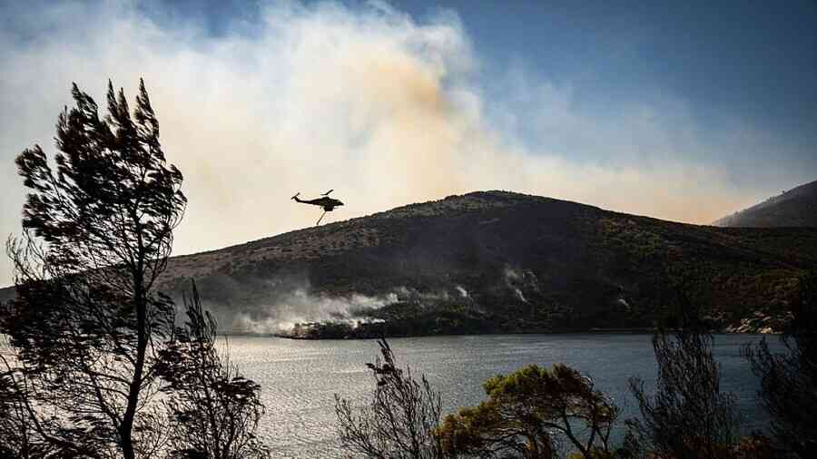 希臘強風助長山火 度假島釀2死逾570人急撤