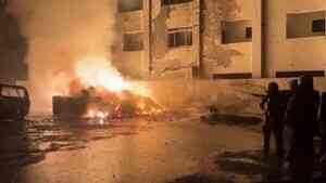 台南安南區廢棄物起火爆炸 延燒8戶20輛車多人受傷