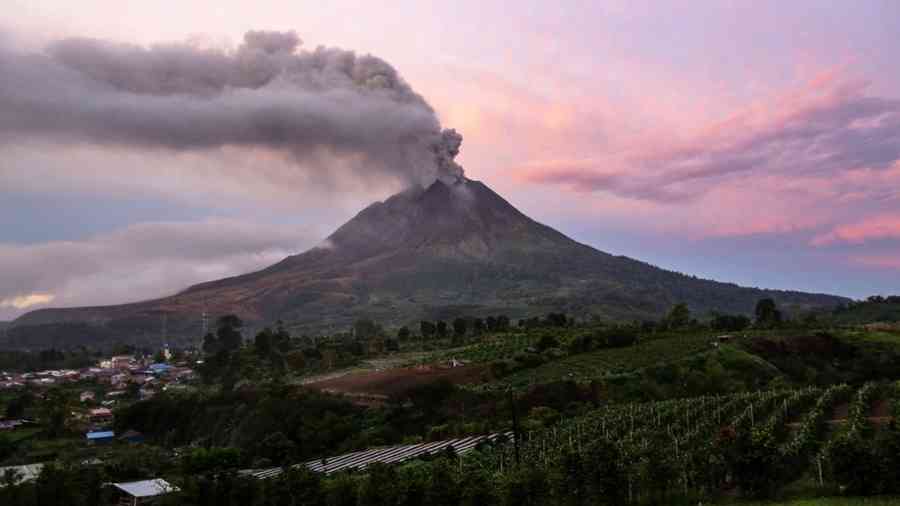 印尼錫納朋火山噴發 灰柱3500米 無人員傷亡