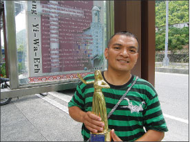 新唐人電視台舉辦的2008年第二屆「全世界華人聲樂大賽」民族唱法第3名、來自花蓮的伊祭達道。（大紀元記者陳玫均攝）