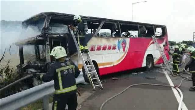台灣1輛行駛中陸客團旅遊巴7月19日中午行經國道2號往西3公里處突然起火，車上多人受困來不及逃生，警消搶救，但車上26人已罹難。（中央社）