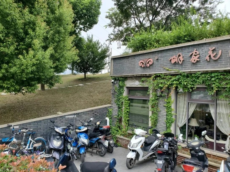 長江洪水告急 防洪堤「肚子」裏開餐廳 網上一片譁然