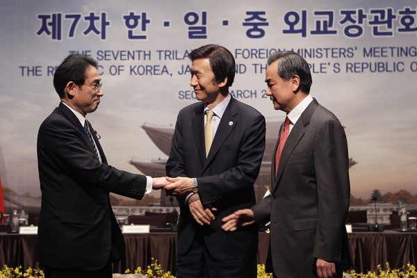 圖為日韓中（左至右）外長在2015年3月舉行的三國外長會上。（Getty Images）