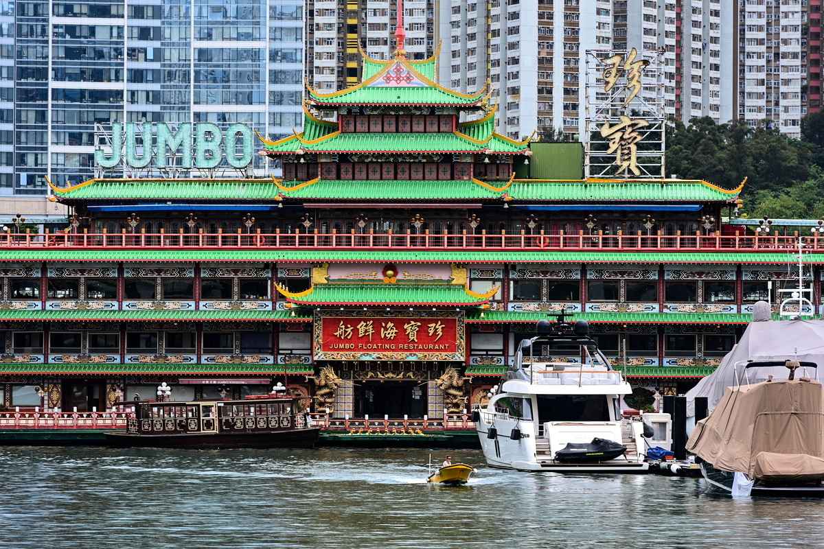 曾承載著香港殖民地的歷史，於上世紀七、八十年代在香港盛極一時、輝煌得猶如海上明珠的「世界最大海上食府」――珍寶海鮮舫，因為遭遇中共病毒疫情的重創而黯然離港。（宋碧龍／大紀元）
