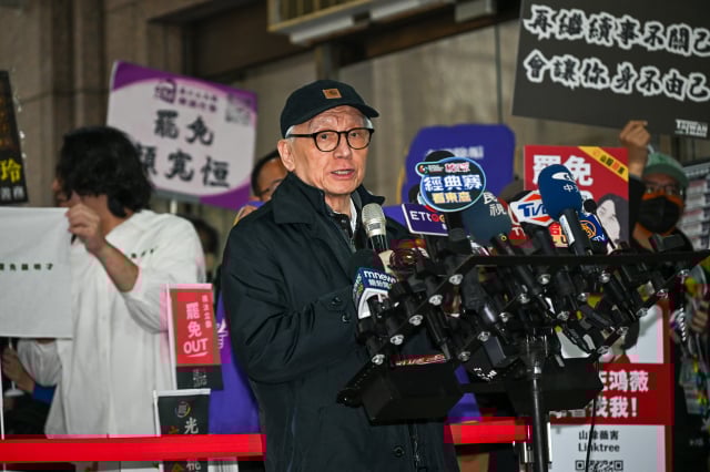 2025年2月3日,全台罷免團體赴中央選舉委員會遞送罷免選區立委提議聯署書。圖為罷免葉元之。(記者宋碧龍/攝影)