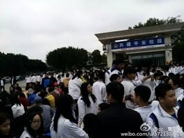 廣東近二千師生集會 抗議政府突然撤校