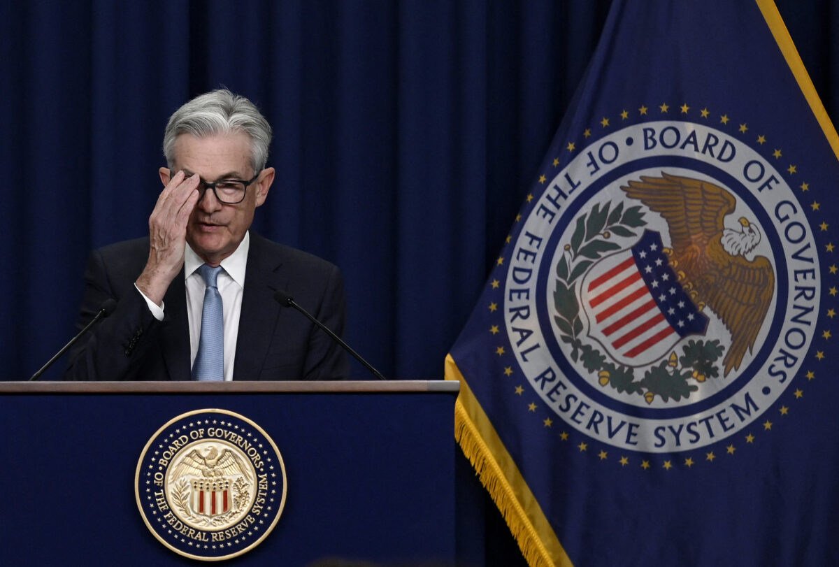 2022年6月15日,美聯儲主席鮑威爾(Jerome Powell)在華盛頓聯邦儲備大樓舉行的關於利率、經濟和貨幣政策行動的新聞發布會上發表講話。(Olivier Douliery/AFP via Getty Images)