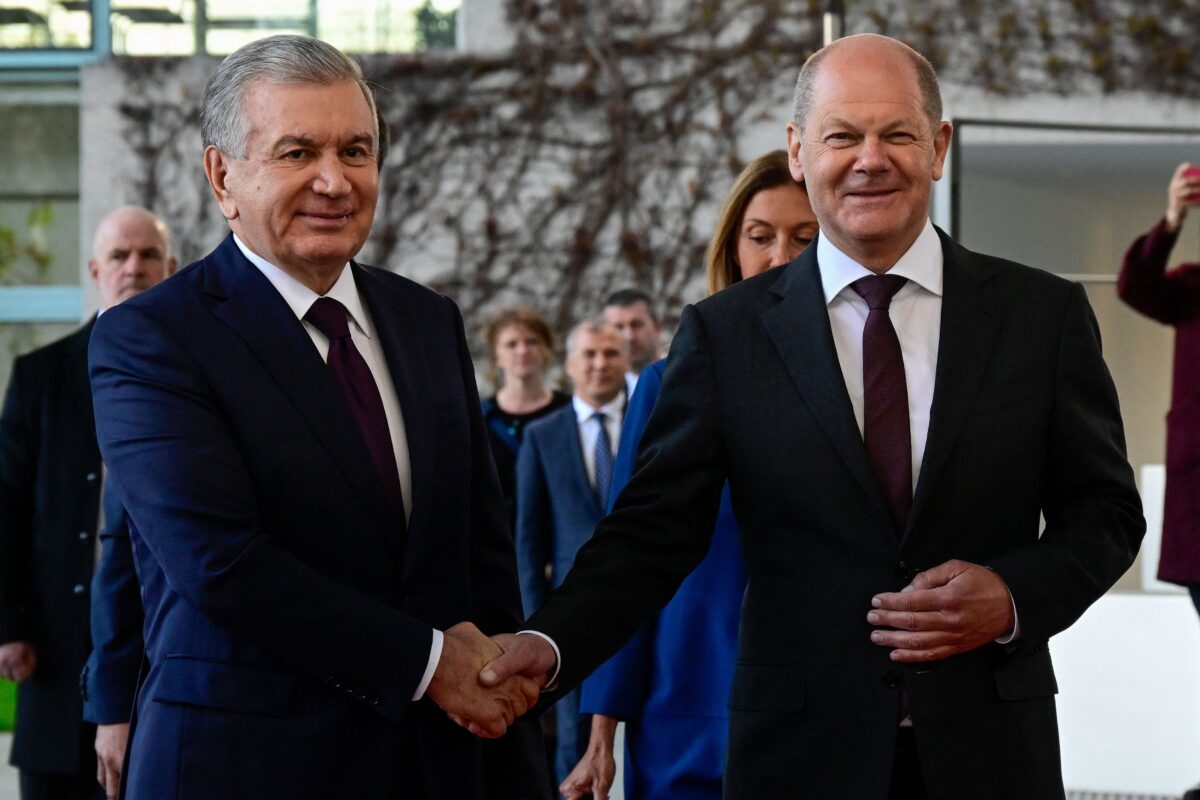 2023年5月2日，德國總理朔爾茨（右）和烏茲別克總統沙夫卡特‧米爾濟約耶夫在柏林總理府前握手。（John Macdougall/AFP via Getty Images）
