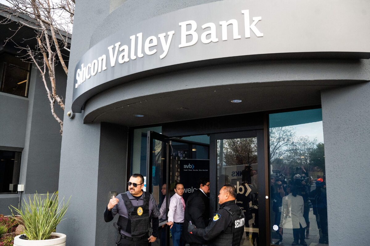 2023年3月13日，矽谷銀行（SVB）一家分行外的保安人員。（Noah Berger/AFP via Getty Images）