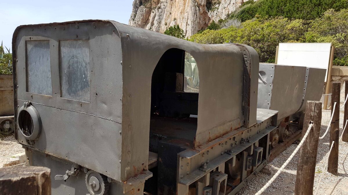 曾經用於在意大利弗拉維亞港開採礦石的舊電動火車車廂。（Shutterstock）