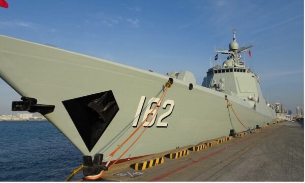 2023年2月，中共的052DL型驅逐艦首次在IDEX上展出。（Richard Fisher提供）