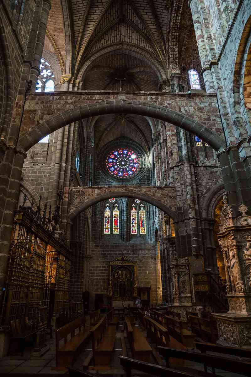橫跨中殿的翼廊設有室內飛扶壁(flying buttresses),這在後期哥德式教堂中並不常見。15世紀的彩繪玻璃窗展現了哥德式建築的標誌性元素——窗飾石雕(tracery),即支撐玻璃的精緻石工構件。(Shutterstock)