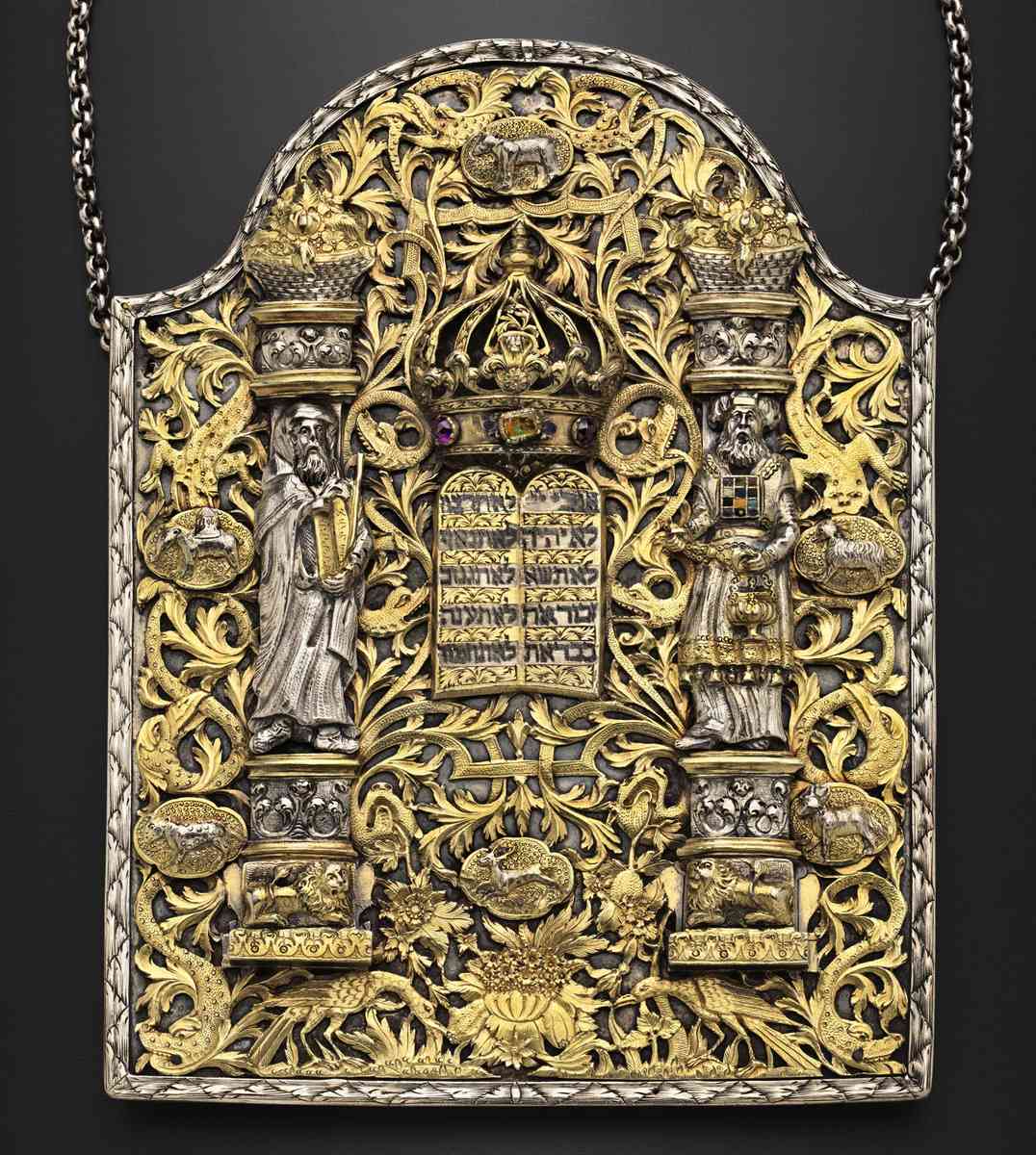 《妥拉》盾牌(正面),埃利梅萊赫·佐雷夫(Elimelekh Tzoref)1781–1782年製作,材質為銀、部份鍍金,鑲嵌有琺瑯、黑金屬合金(niello)和寶石,20.4cm × 15.5cm × 2 cm,現藏波士頓美術館。(波士頓美術館提供)