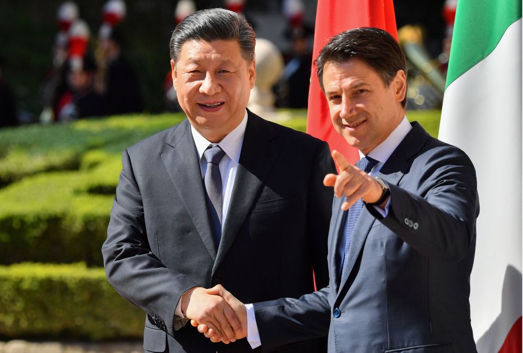 2019年3月23日，意大利總理孔特在羅馬的歡迎儀式上與中國領導人習近平握手。（Alberto Pizzoli/AFP/Getty Images）