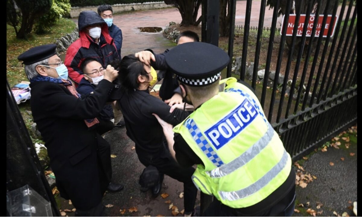 2022年10月16日，在中國駐英國曼徹斯特領事館外舉行集會的香港人被拖進領事館，遭到工作人員的毆打。（香港原住民防衛隊截圖）