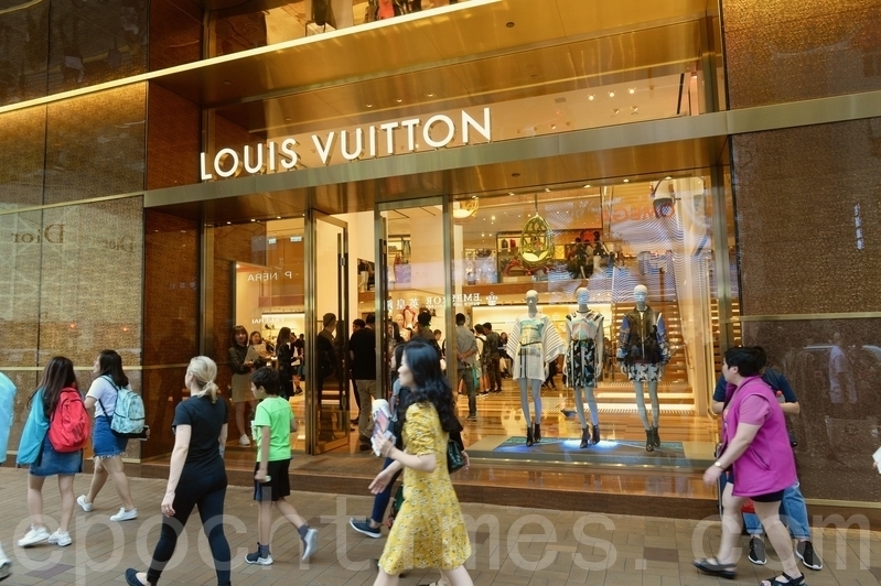 德勤17日發布《2021全球奢侈品力量》報告，2020財年全球最大100間奢侈品公司獲總銷售額2,520億美元。最具影響力的百大奢侈品當中，LVMH集團蟬聯第一。（宋碧龍／大紀元）