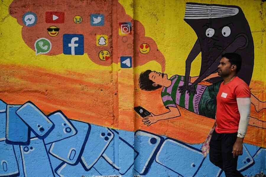 英國醫生：社交媒體對青少年的危害堪比吸煙