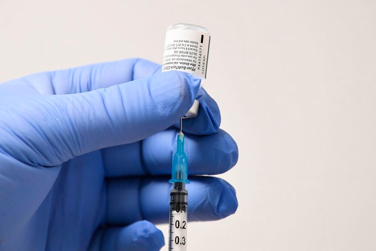 2020年12月8日，一名工作人員在準備接種所用的輝瑞疫苗。（Justin Tallis/AFP via Getty Images）