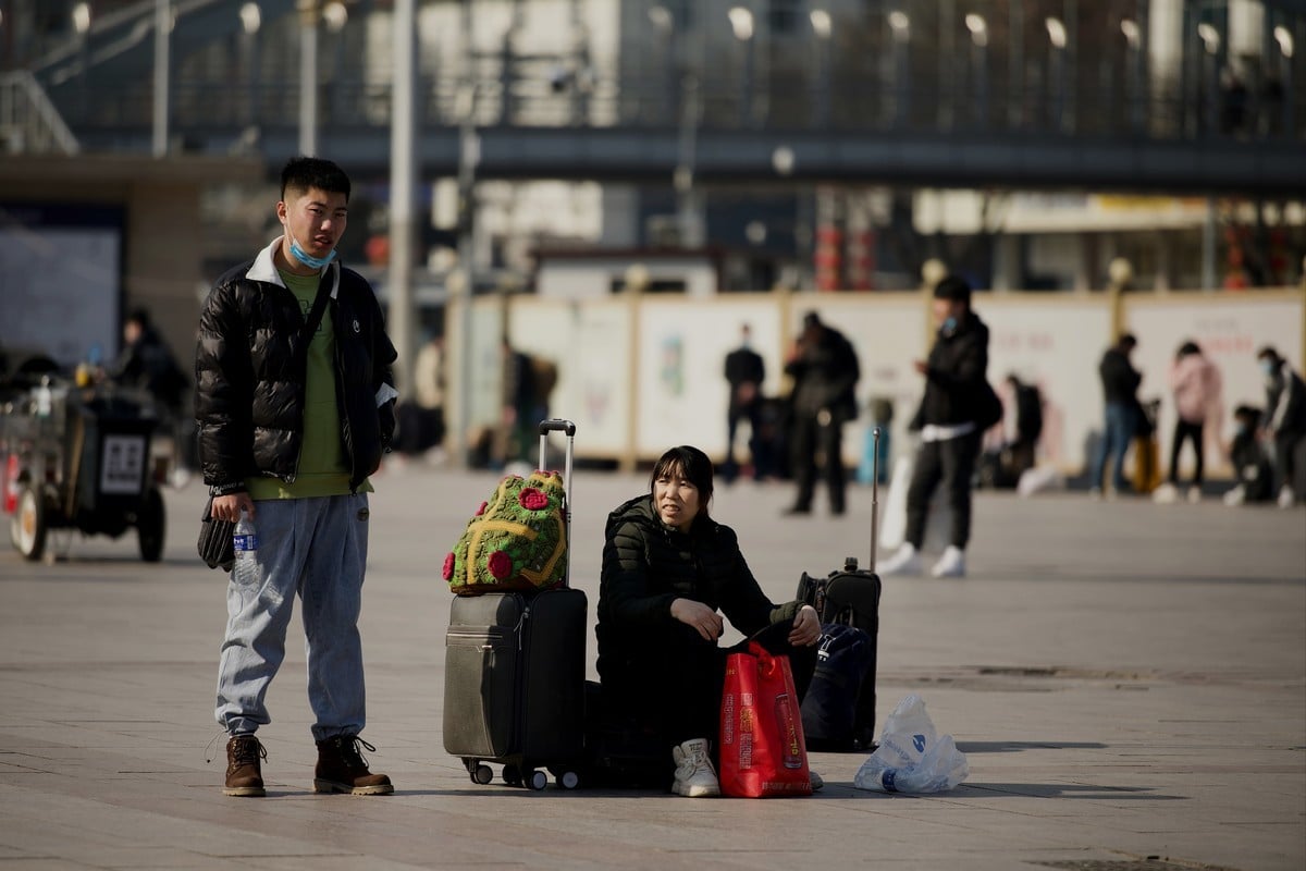 2021年年底，COVID-19疫情再次席捲中國多個省份，中共當局的極端防疫措施可能導致很多中國人再次無法返鄉、無法回家過年。圖為2021年2月8日，北京火車站。（Noel Celis/AFP via Getty Images）