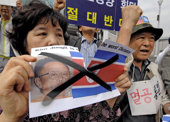 圖為一批南韓民眾抗議金正日政權。（Jung Yeon-Je/AFP/Getty Images）
