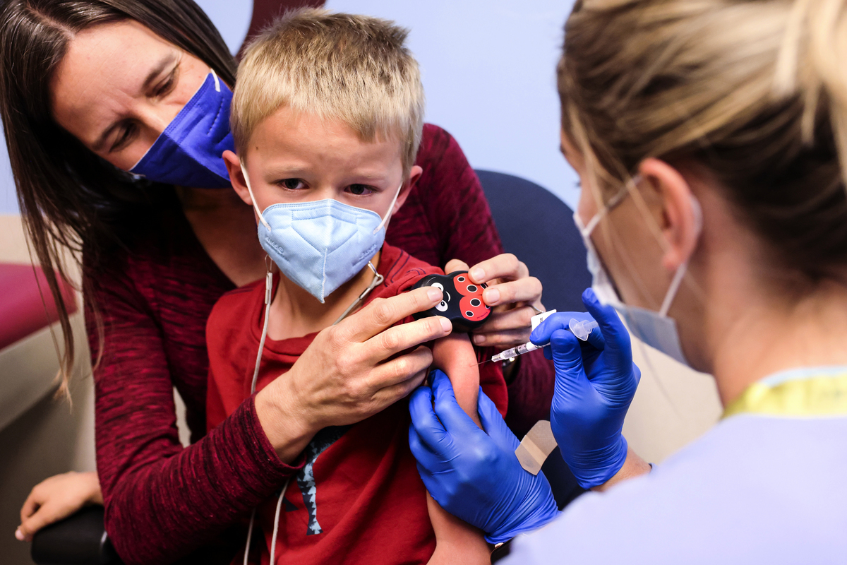 2021年11月3日，美國丹佛國家猶太健康中心一名5歲的孩子正在接種輝瑞疫苗。（Michael Ciaglo/Getty Images）