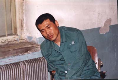 2002年4月1日，劉成軍被捕後的照片出現在中新網。照片顯示他曾被虐待，無力保持坐姿。（明慧網）