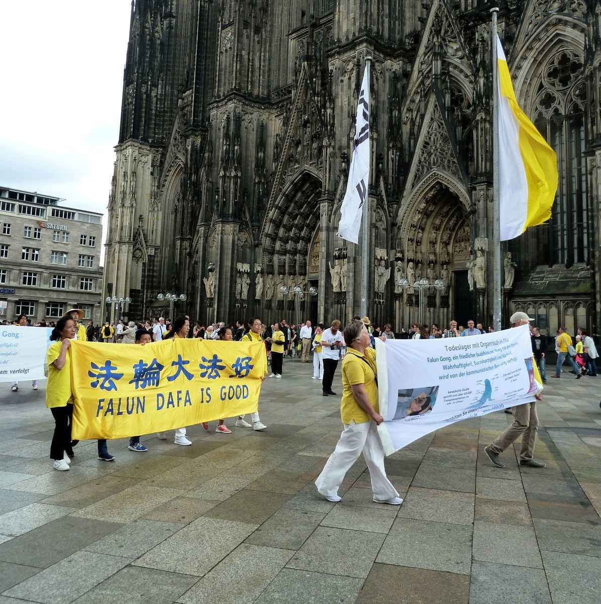 法輪功學員在科隆舉辦遊行，背景是著名的科隆大教堂。（明慧網）